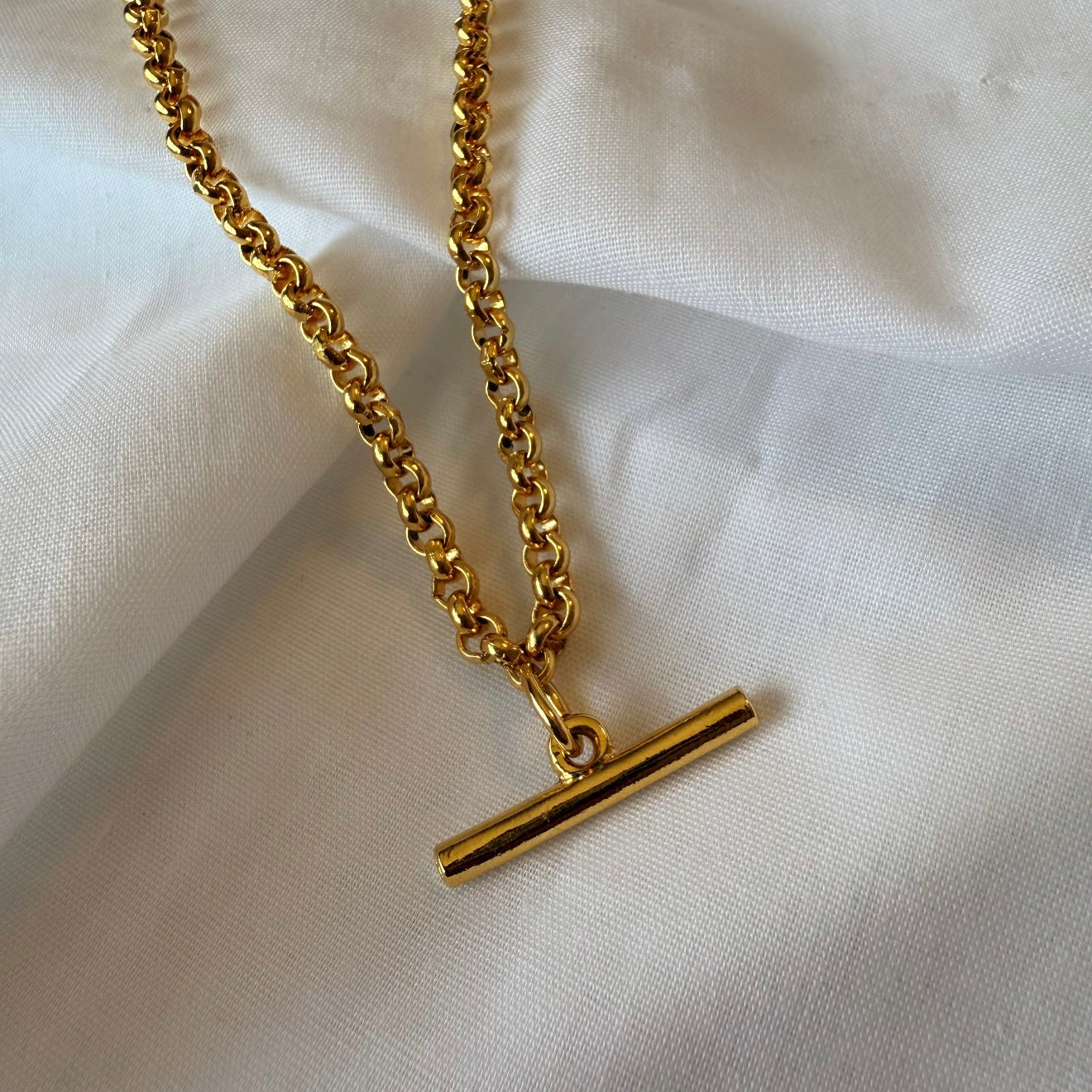 18ct gold T bar necklace image 0
