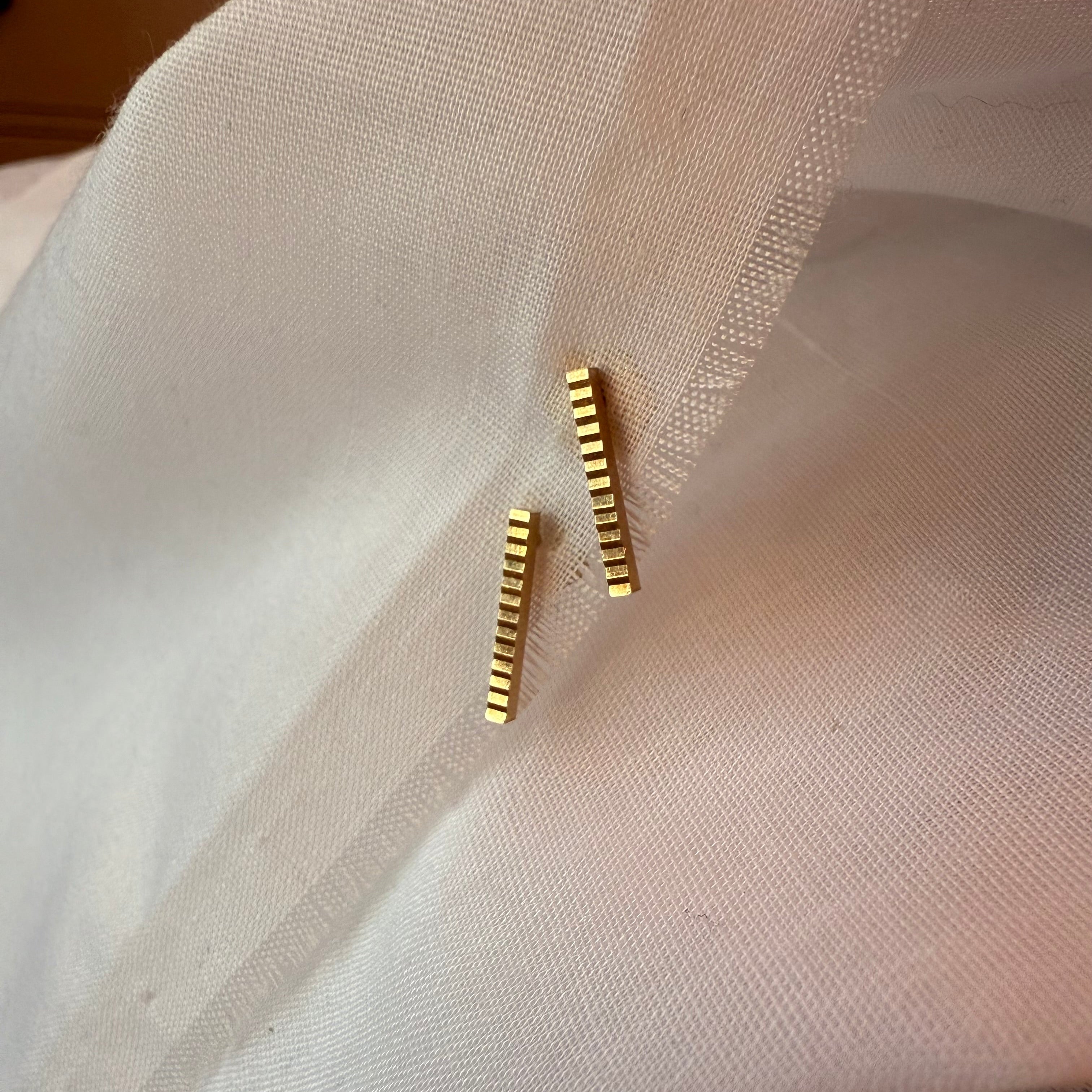 Vintage 9ct gold bar studs