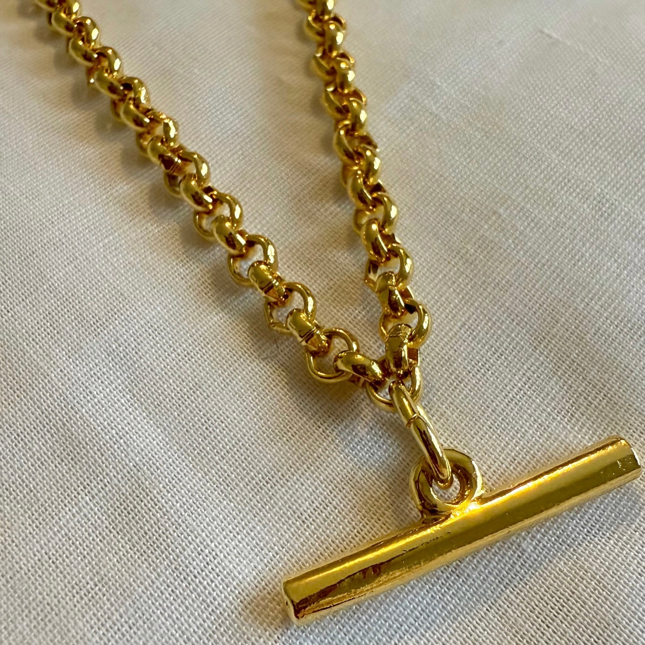 18ct gold T bar necklace image 1