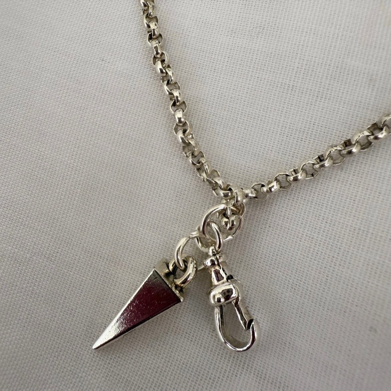 Silver necklace with Dog-clip & point pendant image 0