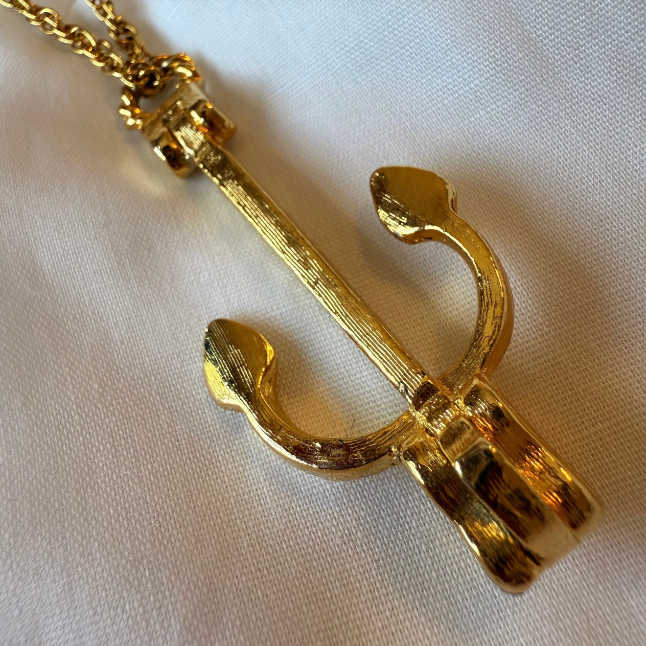 18ct gold Anchor necklace image 6