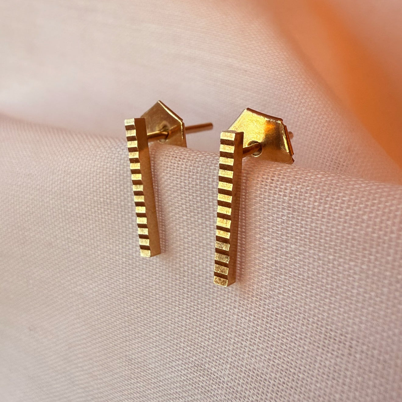 Vintage 9ct gold bar studs