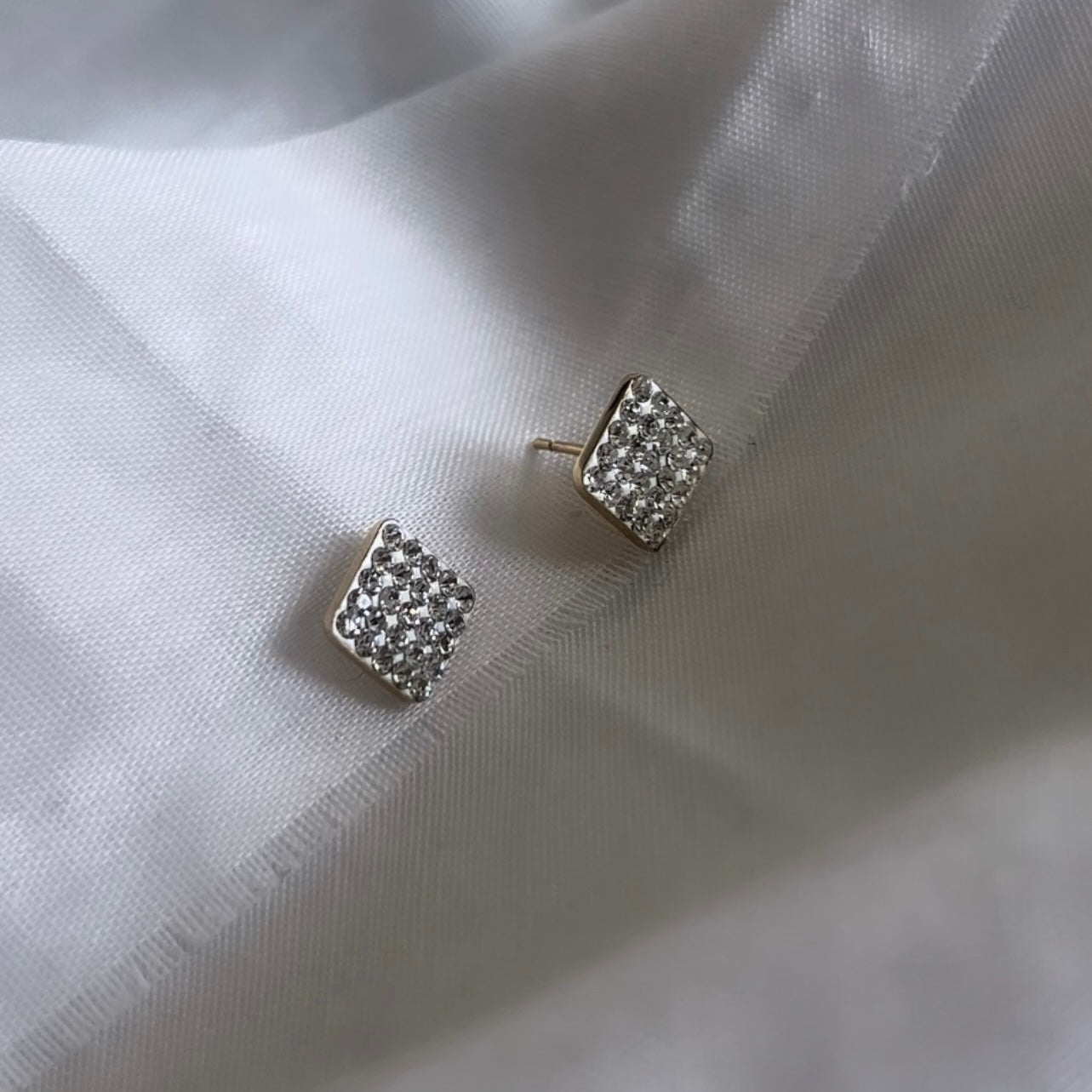 9ct gold Crystal studs image 1