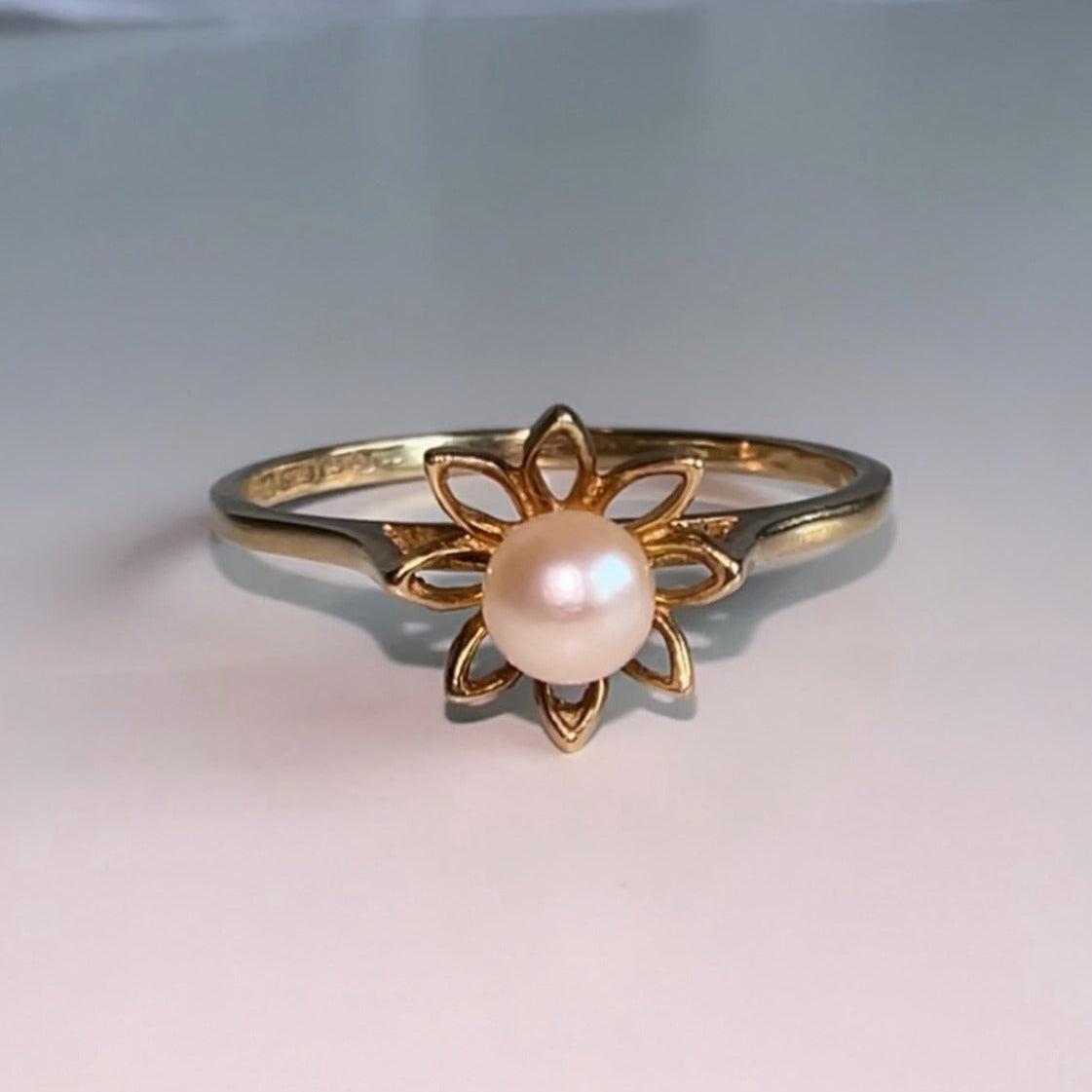Vintage 9ct Gold pearl flower ring image 3