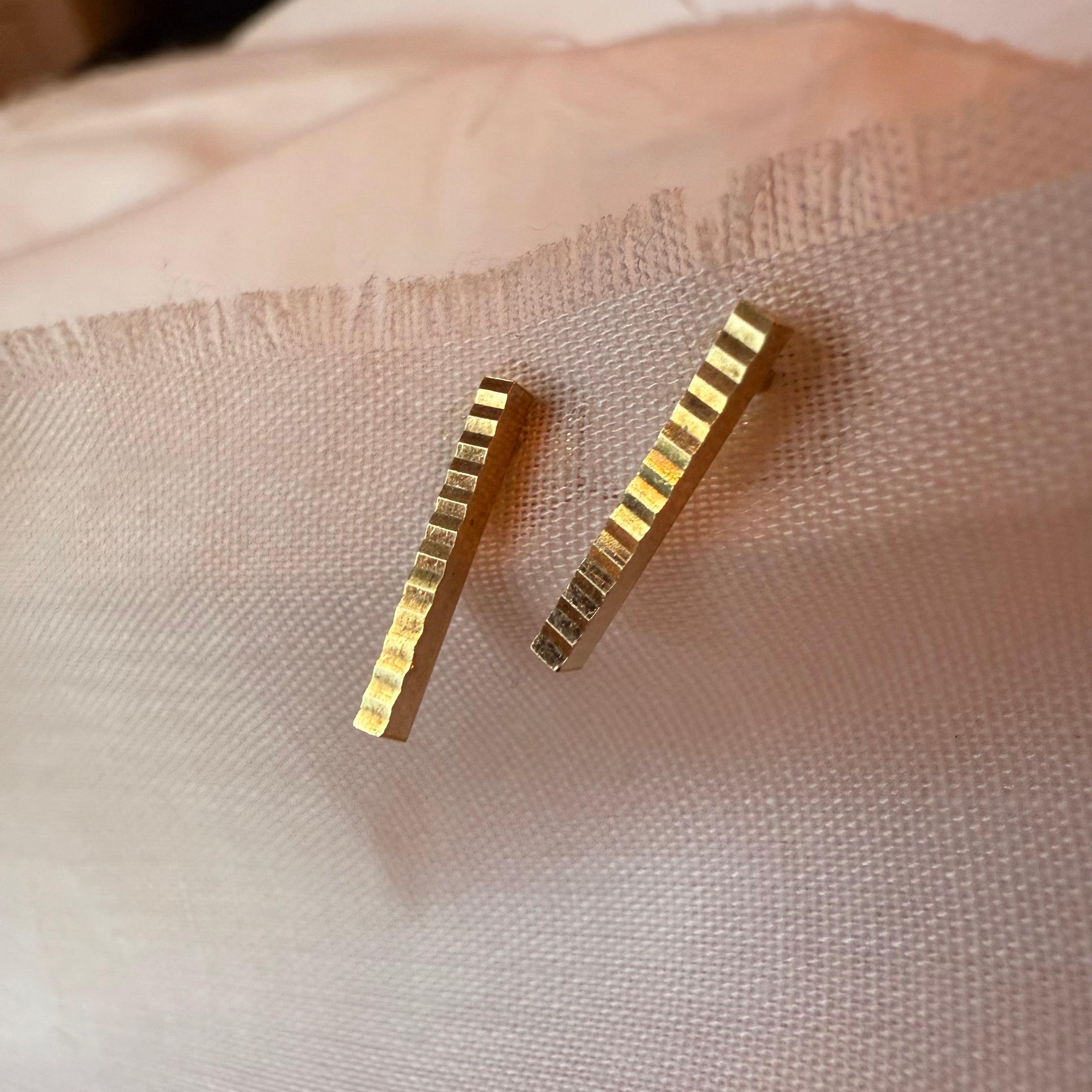 Vintage 9ct gold bar studs