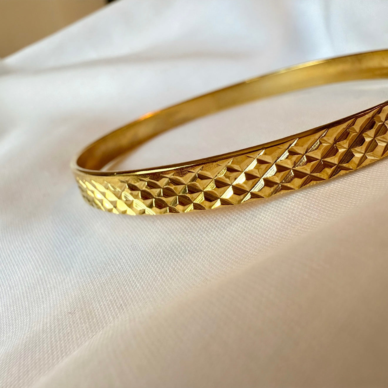 18ct Gold Bangle image 0