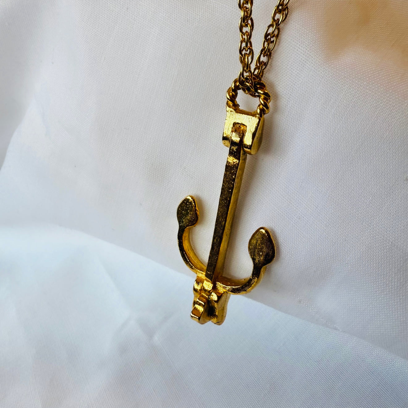 18ct gold Anchor necklace image 1