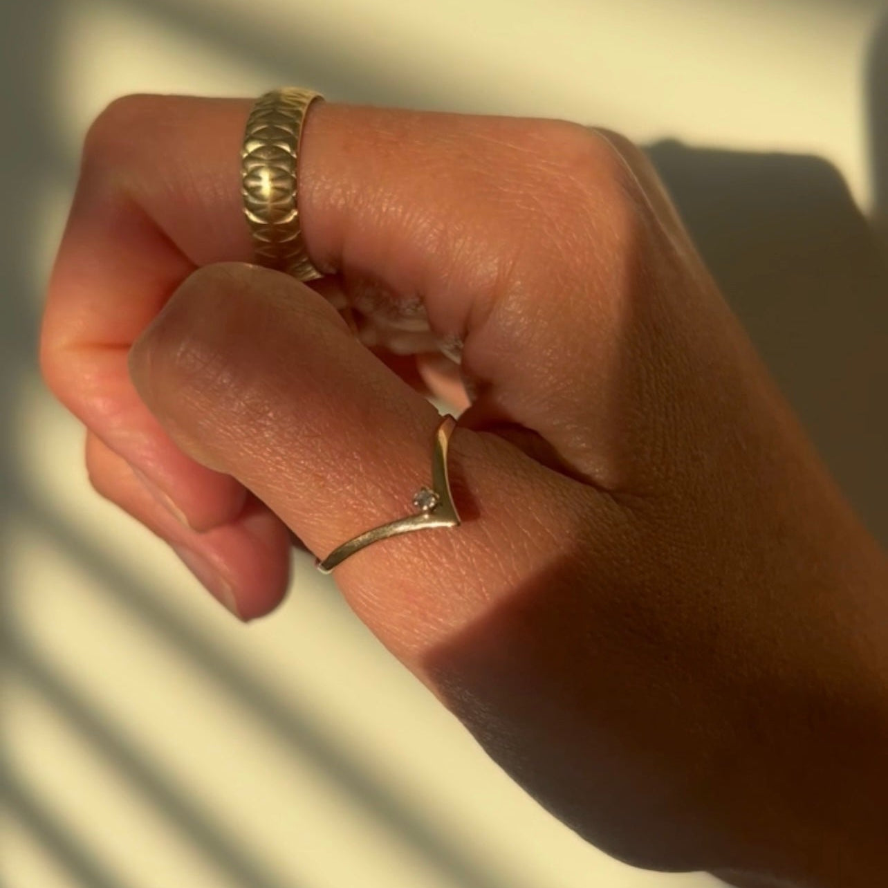 Vintage 9ct Gold Solitaire Diamond Wishbone ring image 1