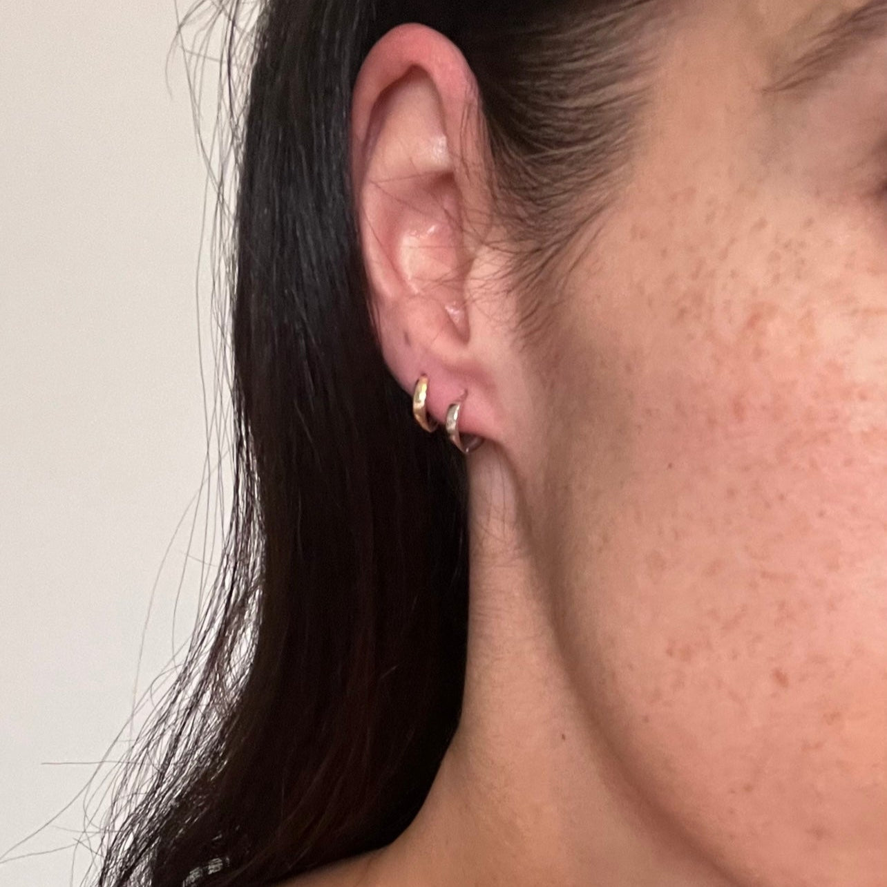 Essential mini hoops (White gold) image 3