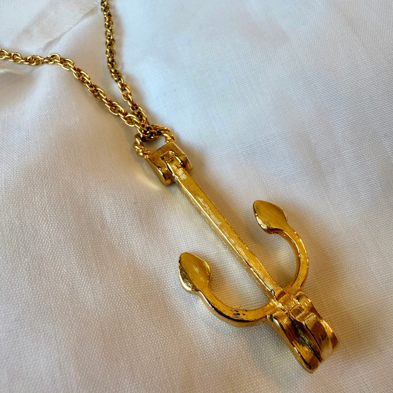 18ct gold Anchor necklace image 0