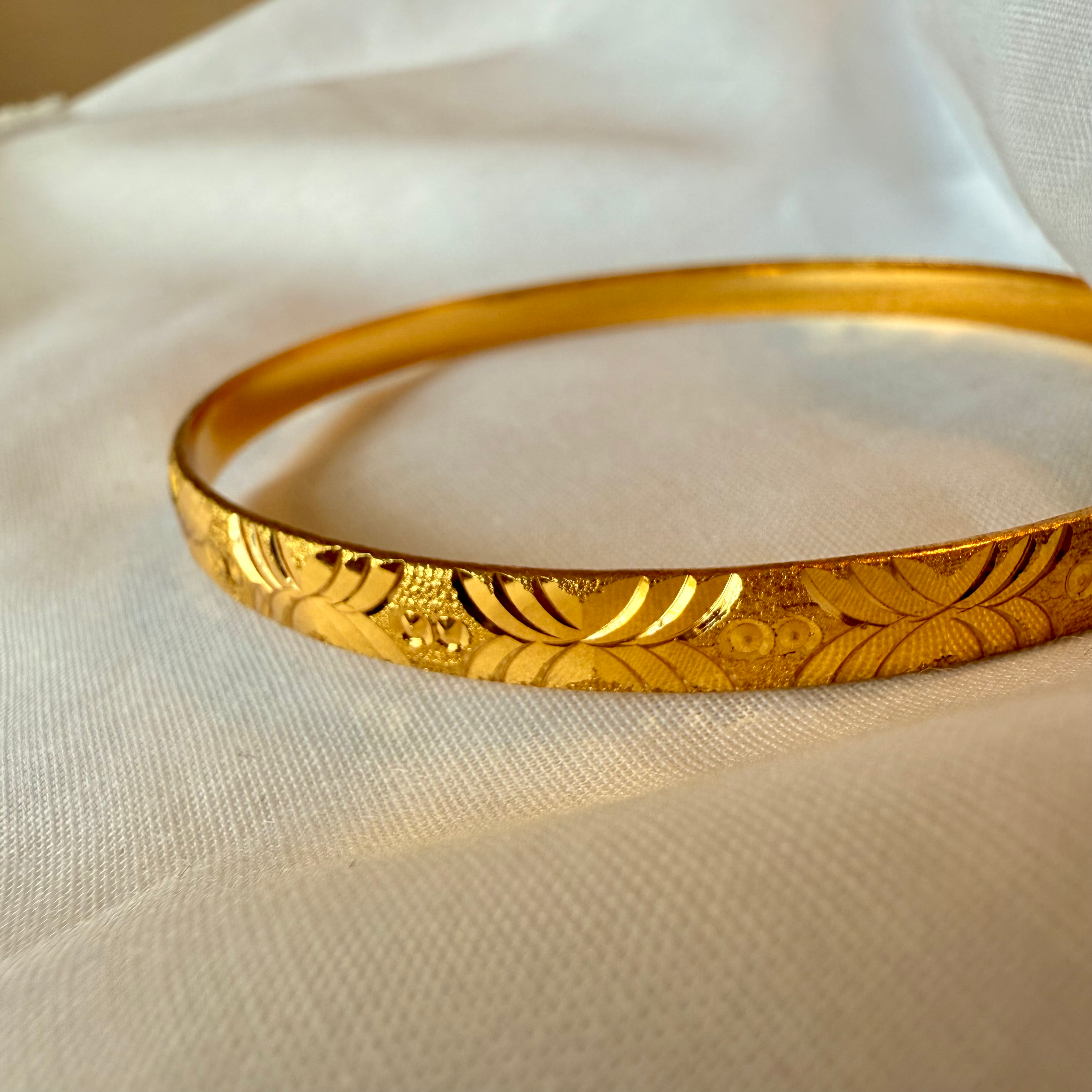 18ct Gold Bangle image 0