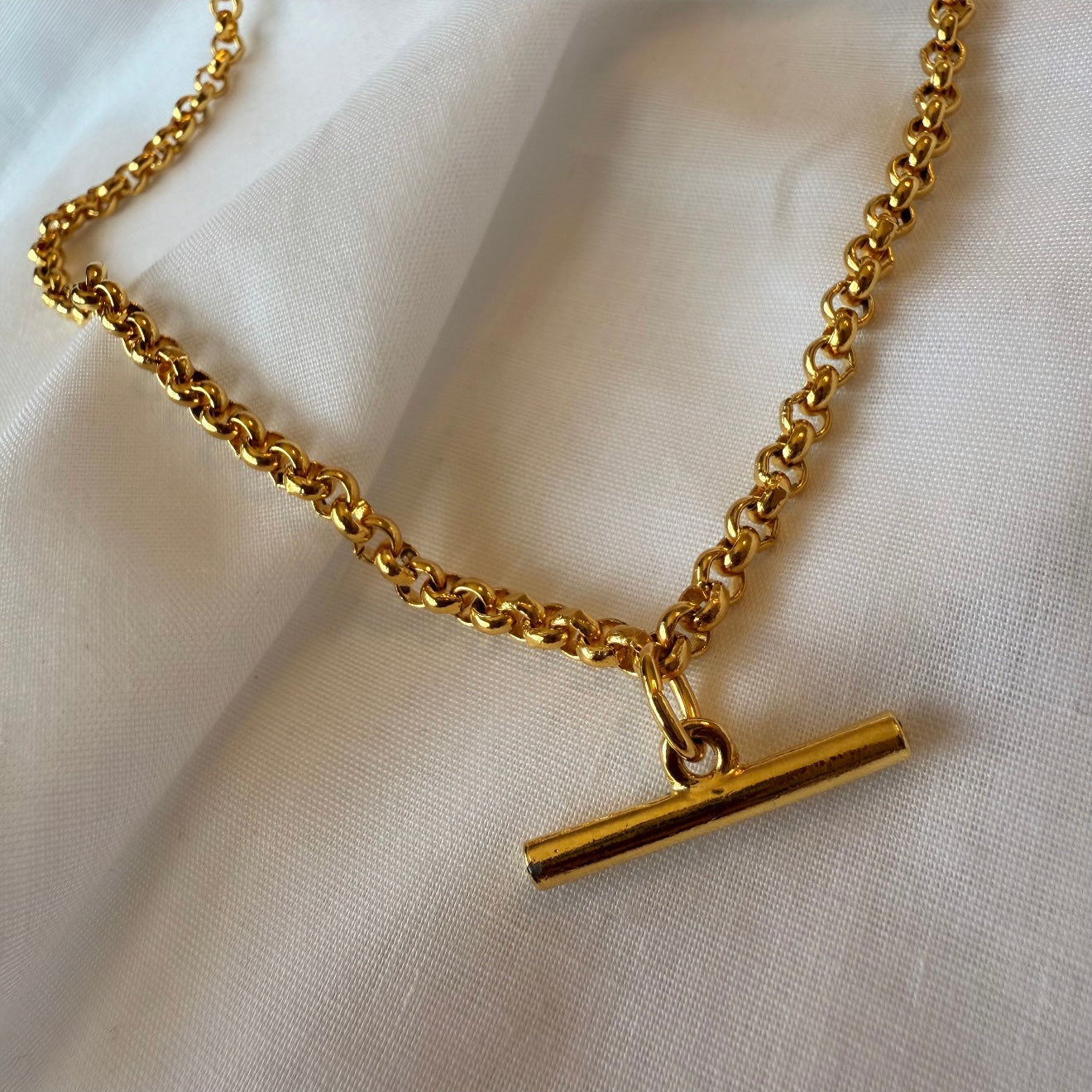 18ct gold T bar necklace image 5