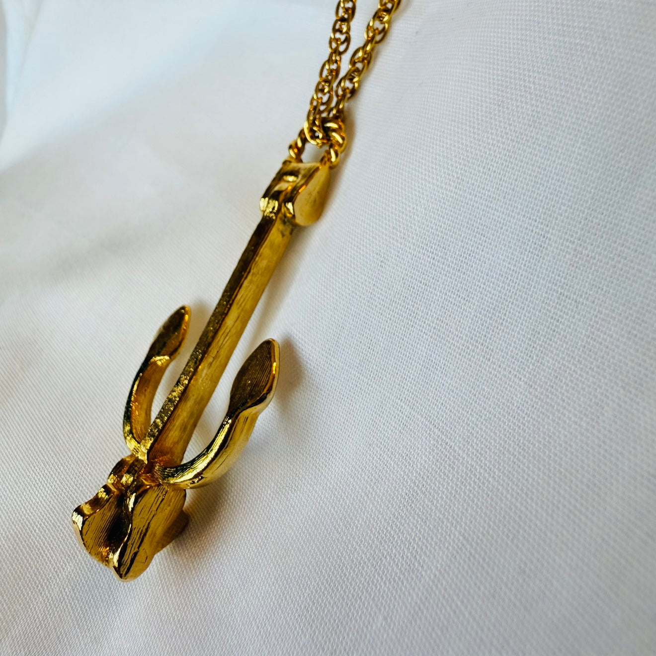 18ct gold Anchor necklace image 5