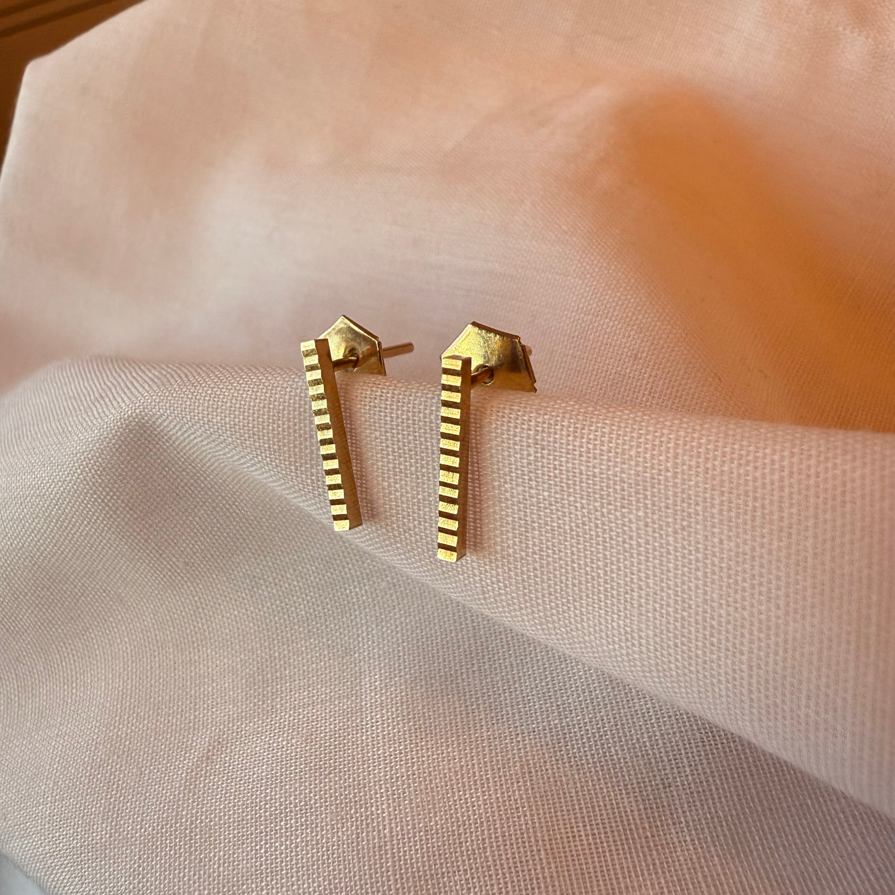 Vintage 9ct gold bar studs