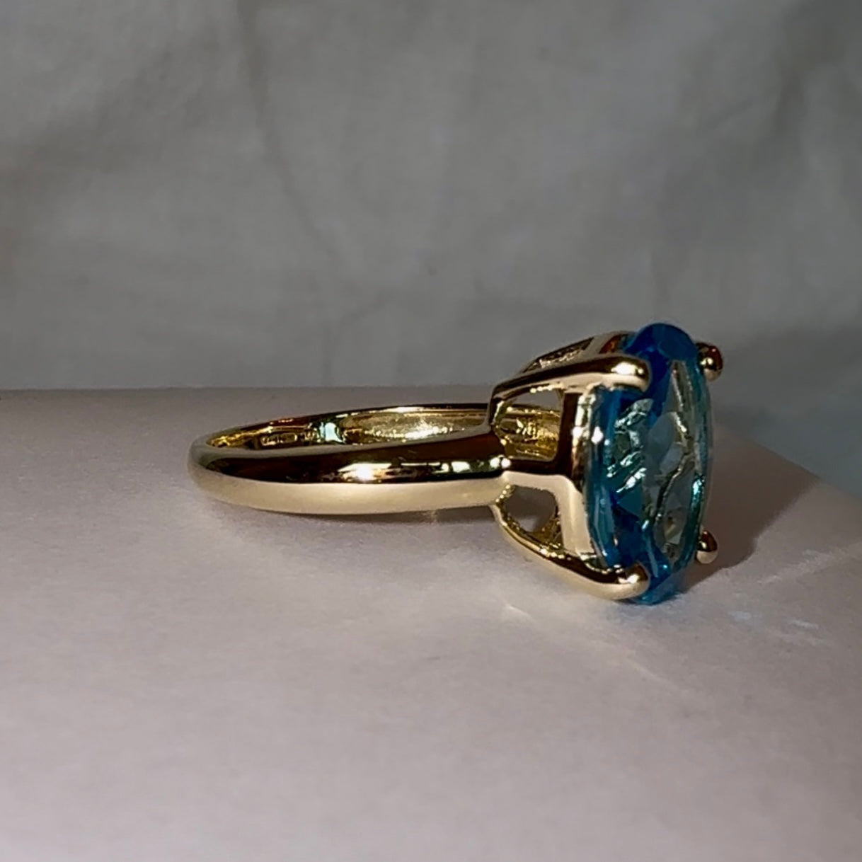 Vintage 9ct Gold Oval Swiss Blue Topaz Ring
