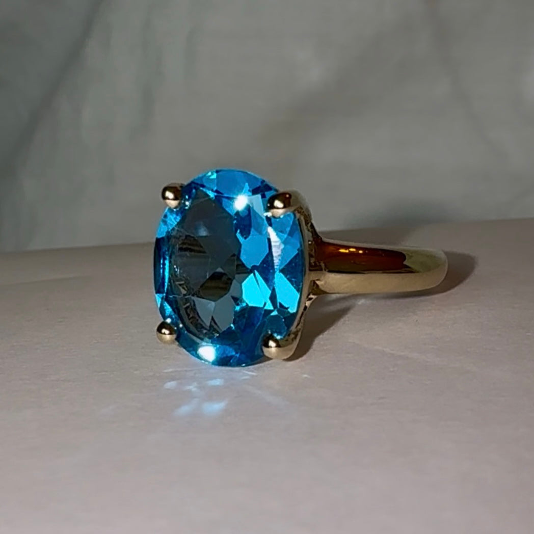 Vintage 9ct Gold Oval Swiss Blue Topaz Ring