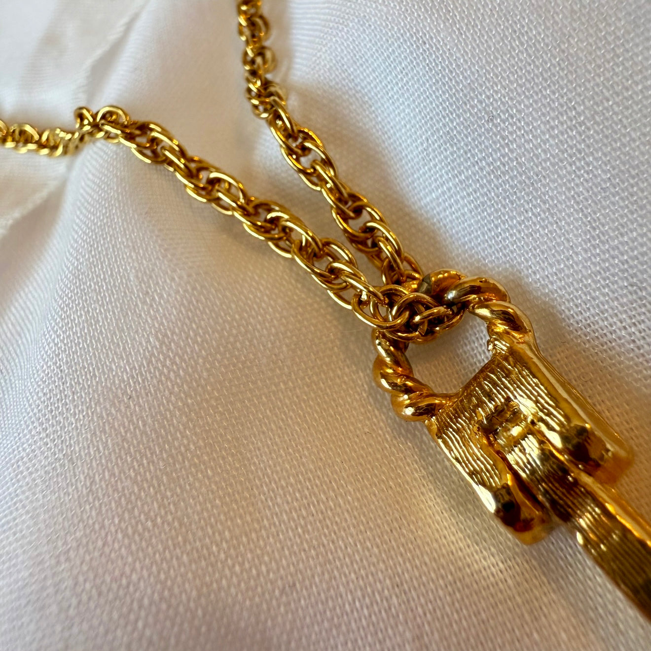 18ct gold Anchor necklace image 4