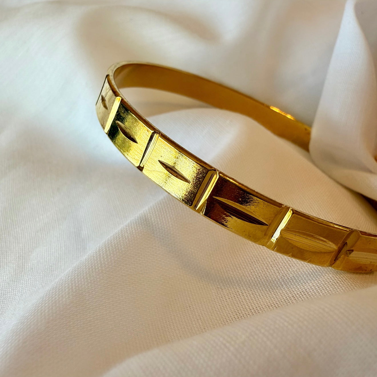 18ct Gold Bangle image 0
