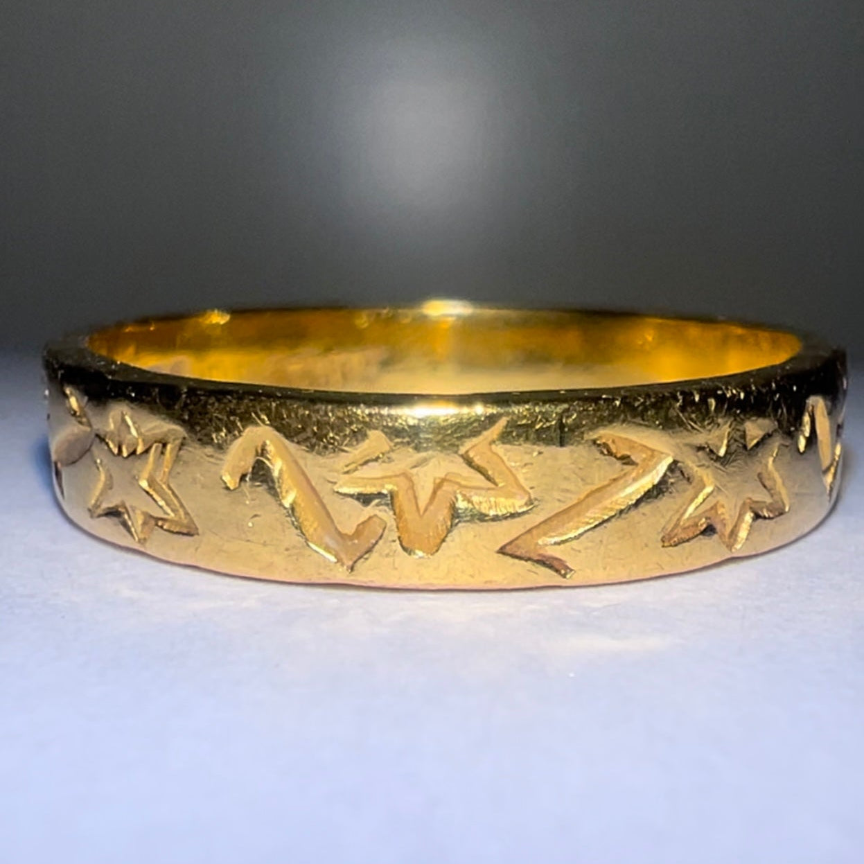 Vintage 22ct gold engraved band image 0