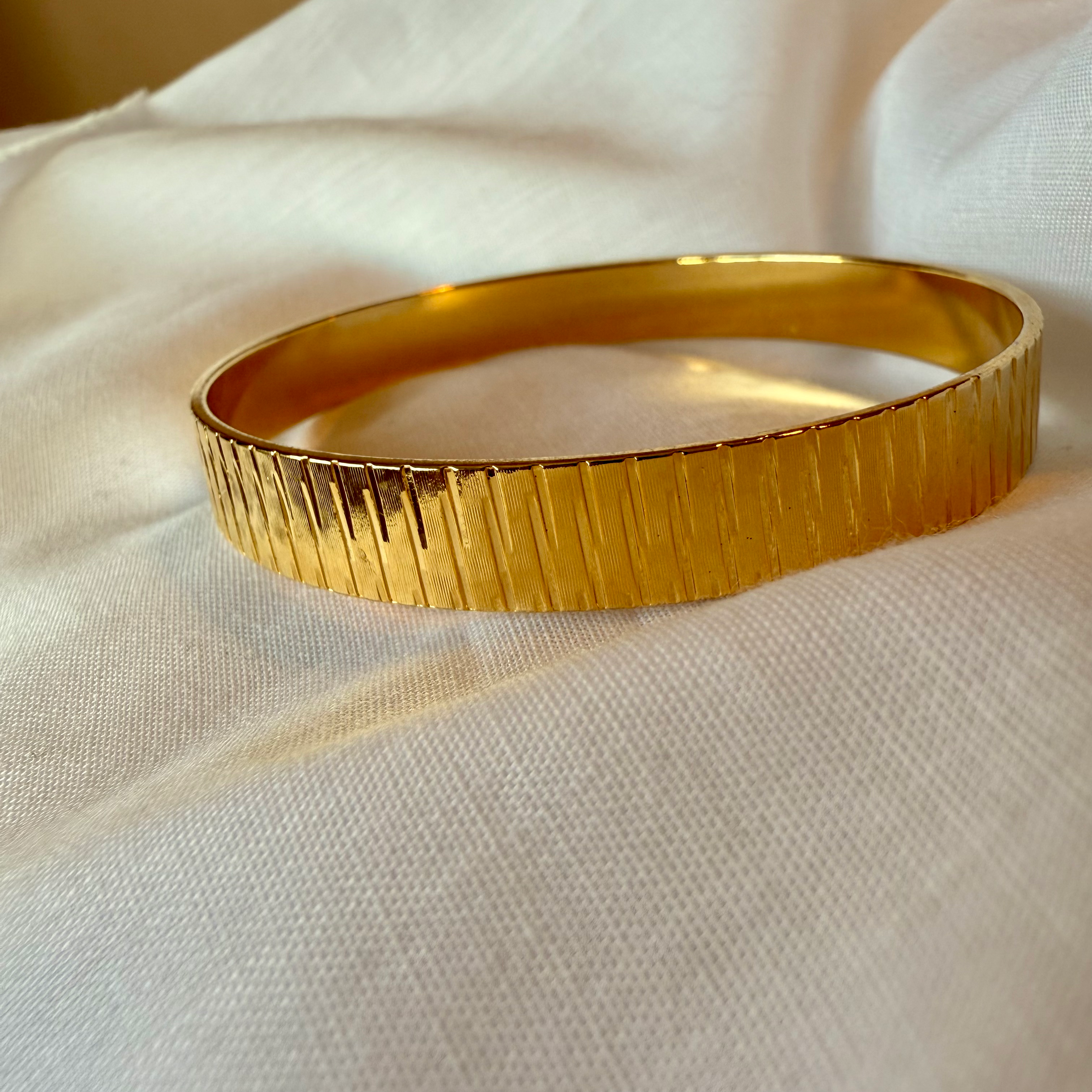 18ct Gold Bangle image 4