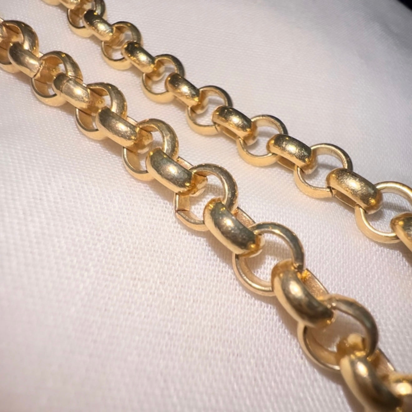 18ct gold T bar necklace image 3