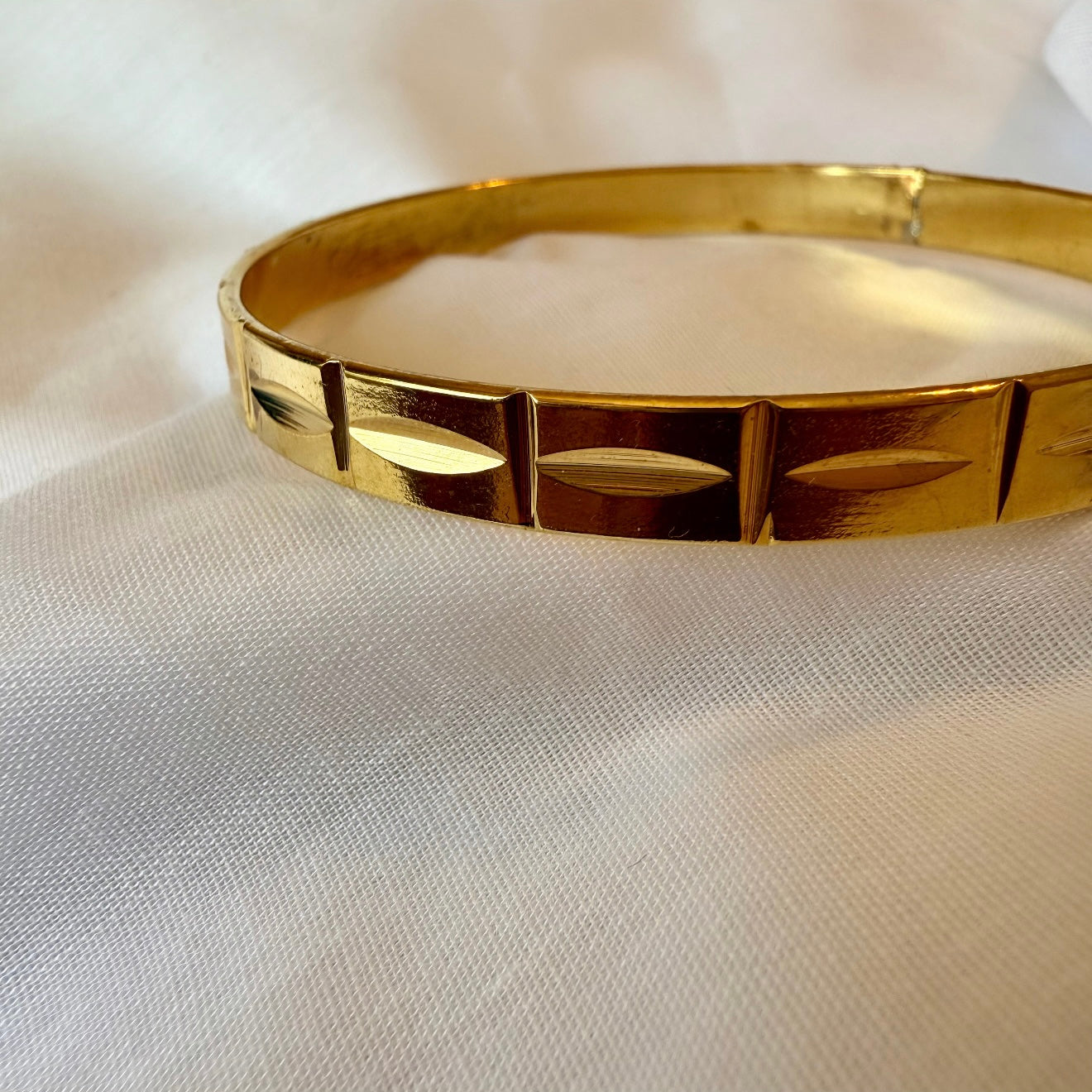 18ct Gold Bangle image 1