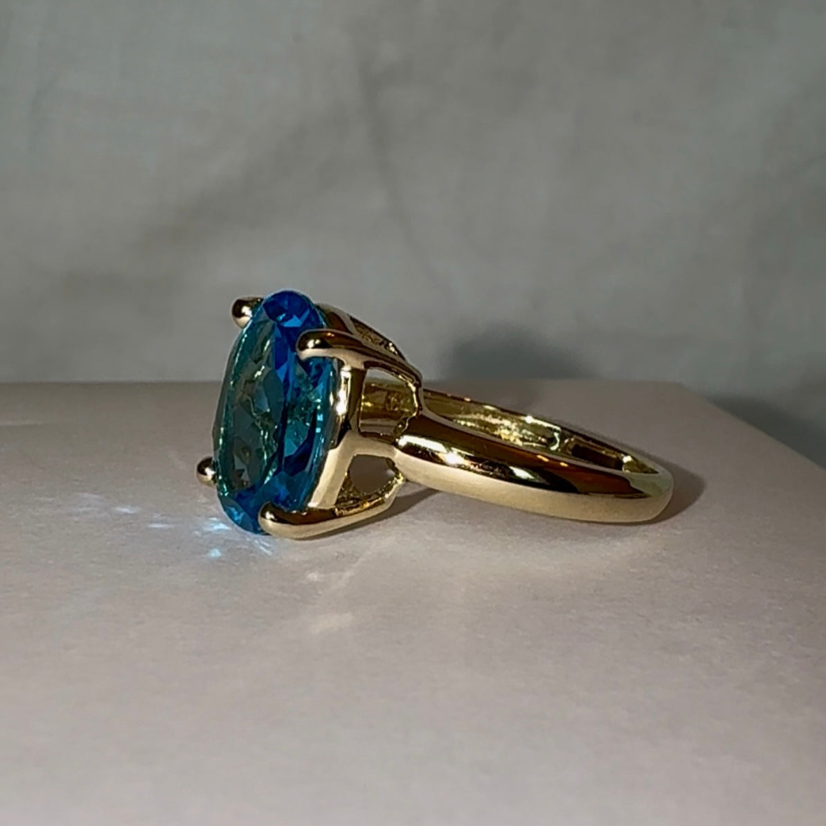 Vintage 9ct Gold Oval Swiss Blue Topaz Ring
