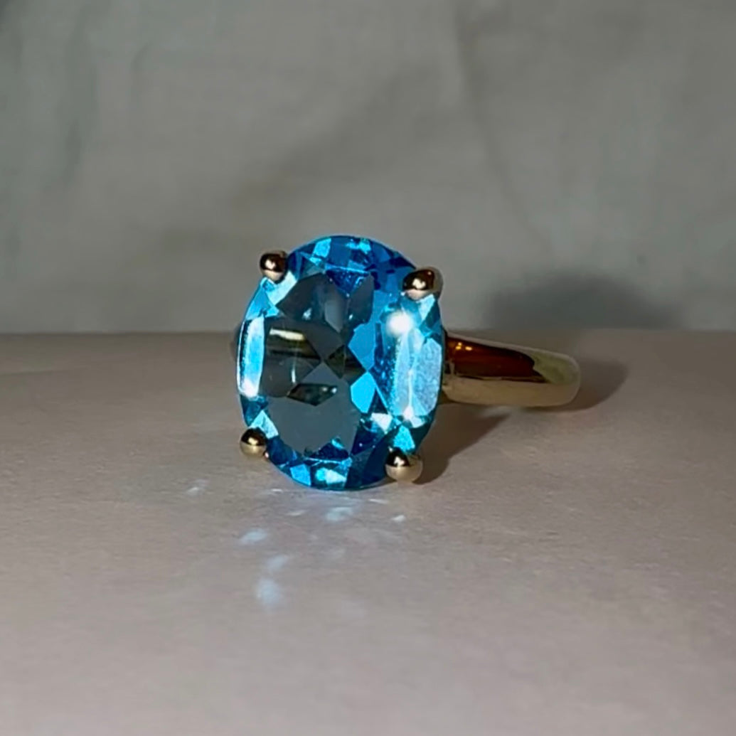 Vintage 9ct Gold Oval Swiss Blue Topaz Ring