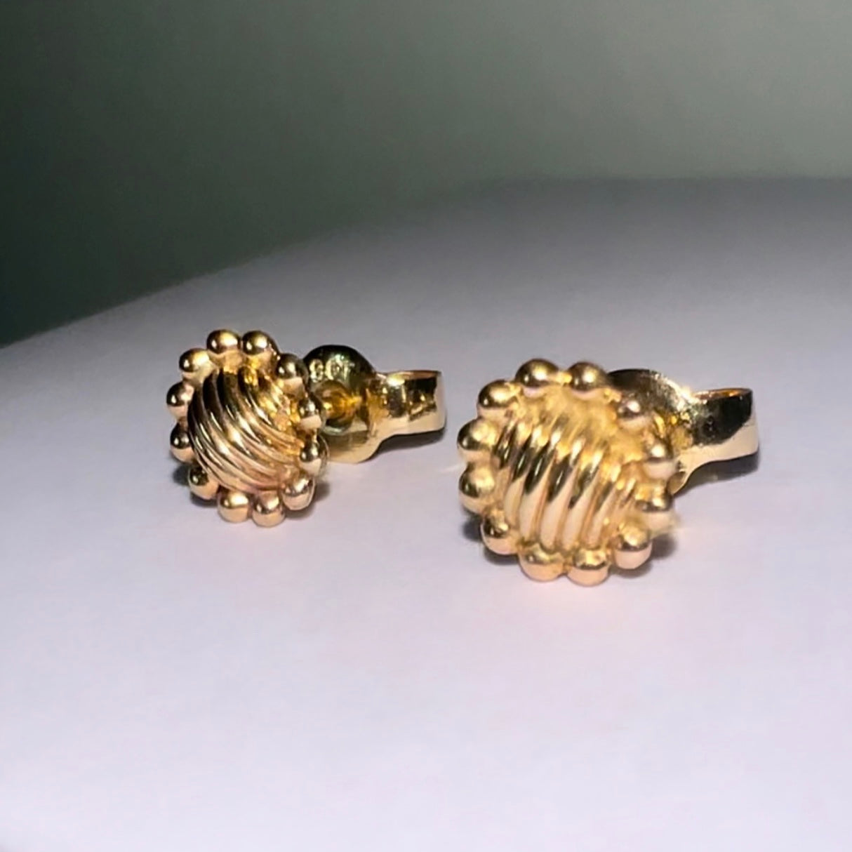 Vintage 9ct gold studs image 0