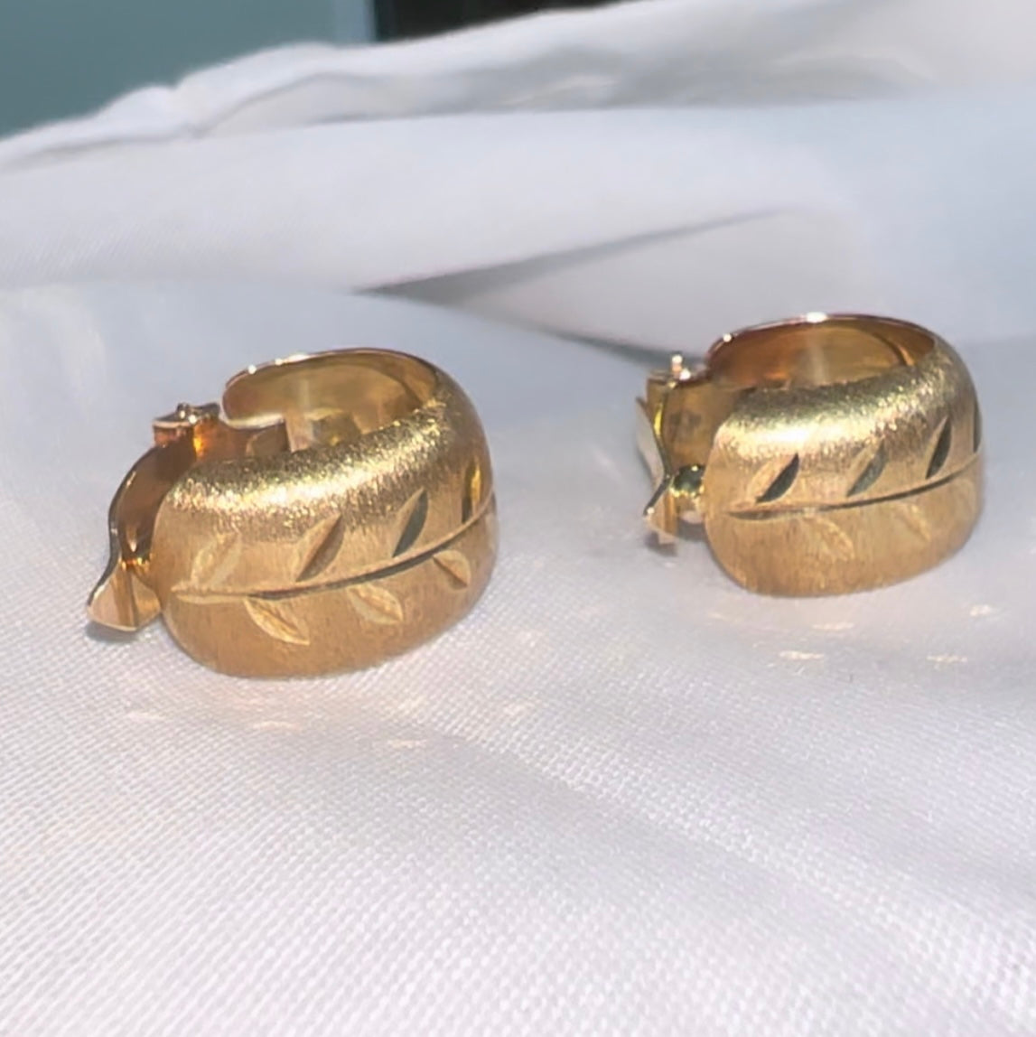 Vintage 9ct gold engraved hoops image 1