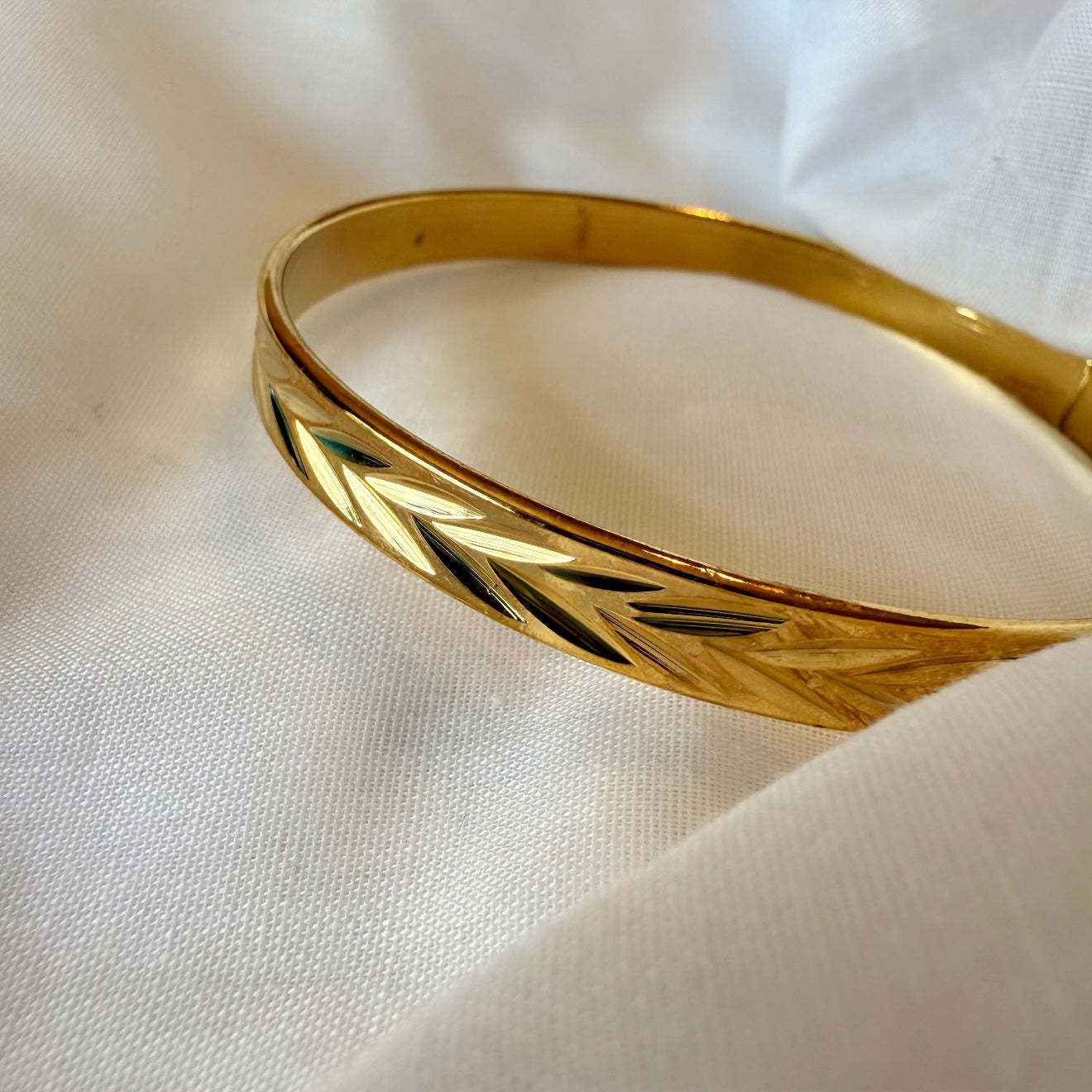 18ct Gold Bangle image 5
