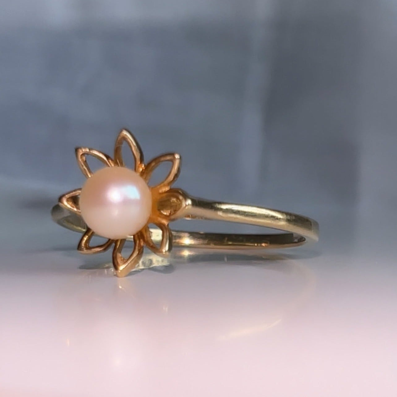 Vintage 9ct Gold pearl flower ring image 1