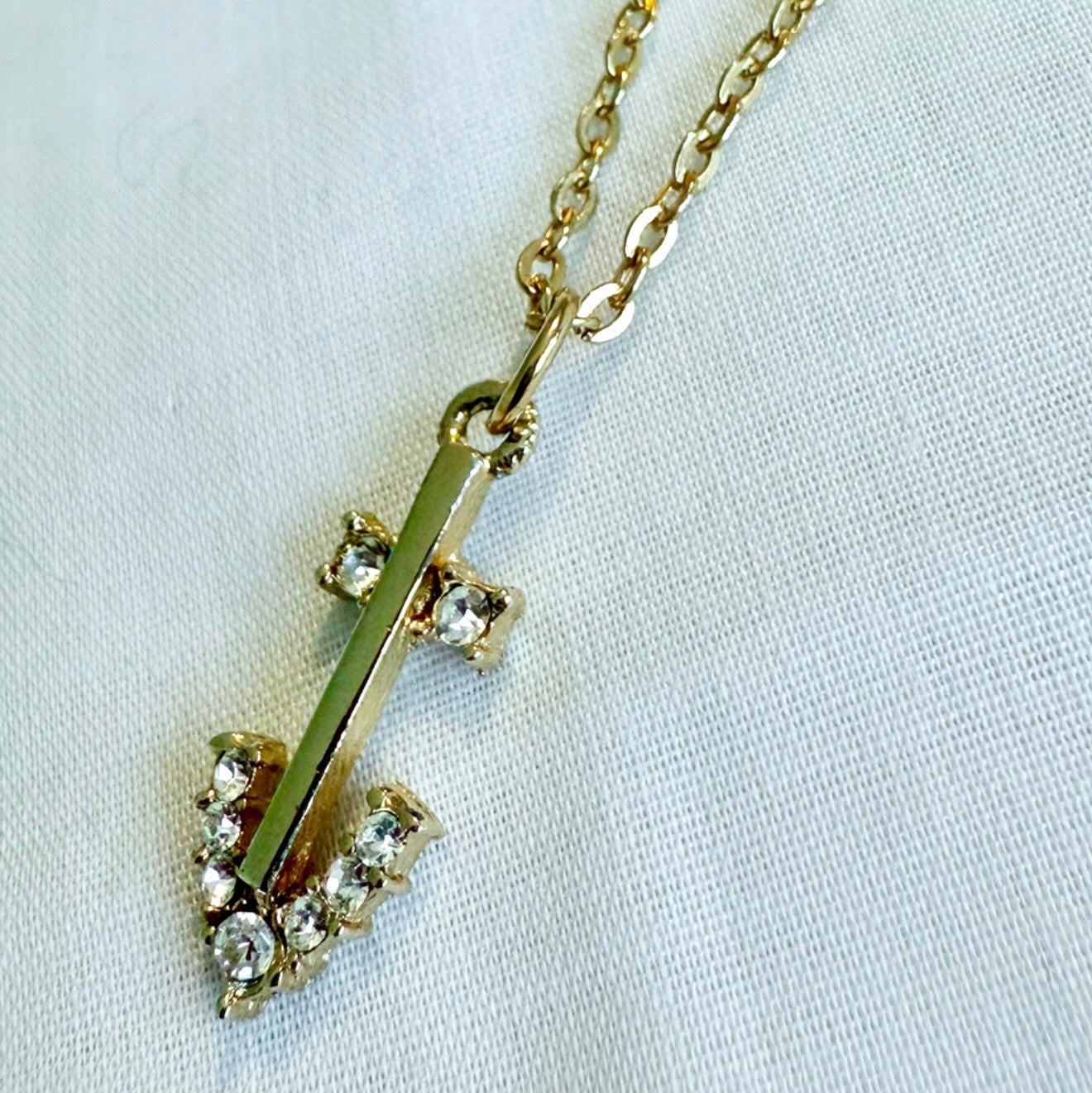Vintage 18ct gold plated crystal arrow necklace image 0
