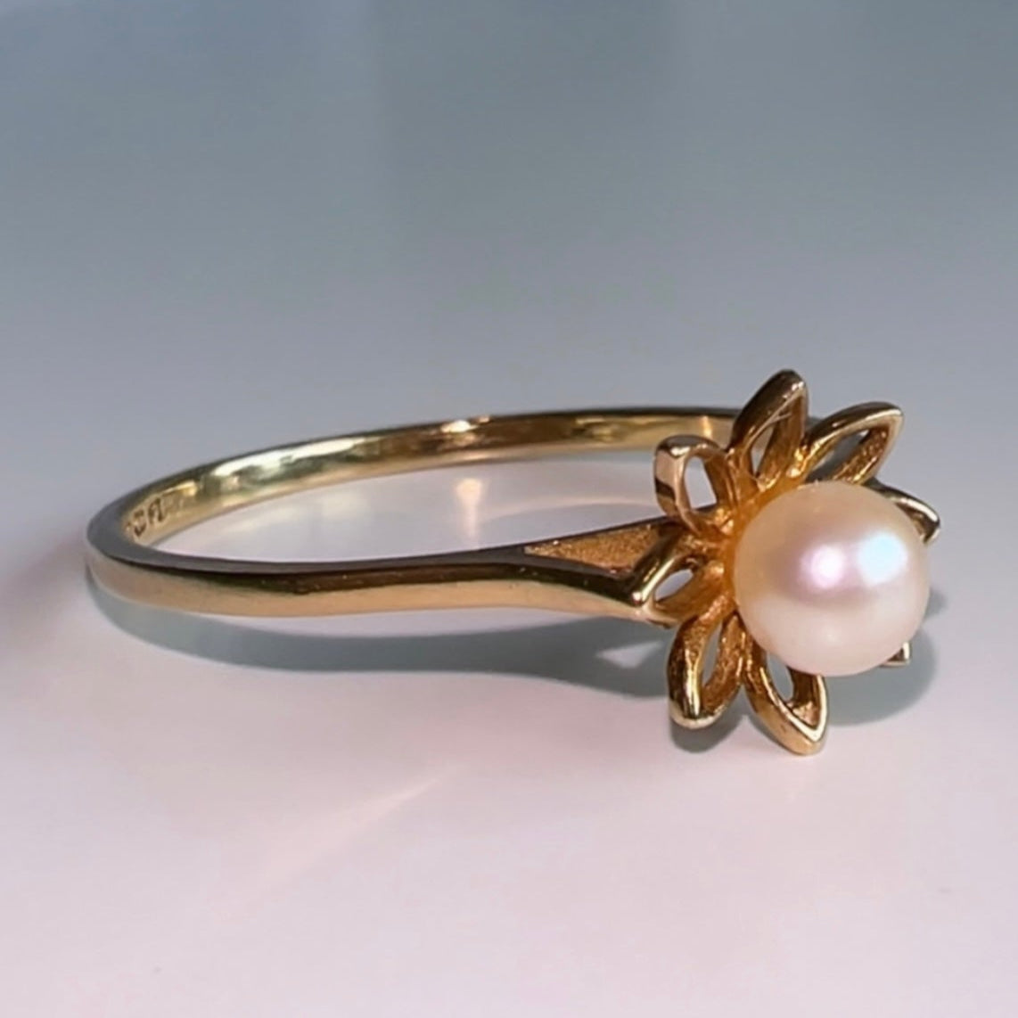 Vintage 9ct Gold pearl flower ring image 4