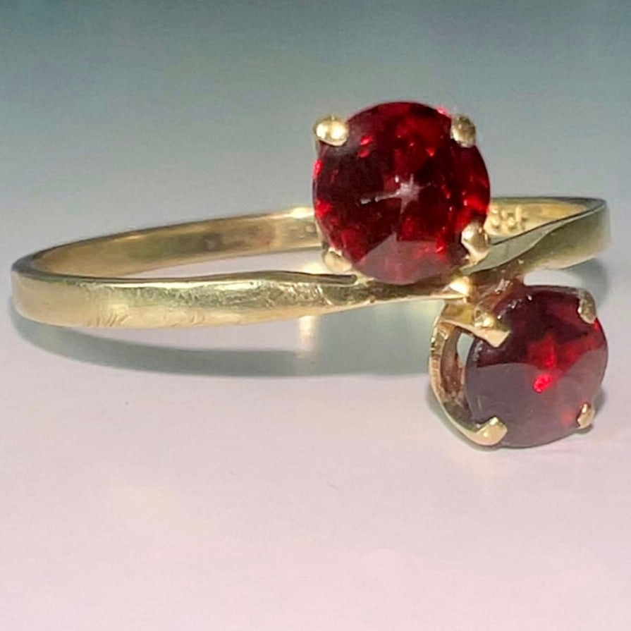 Vintage 9ct Gold Garnet Ring image 0