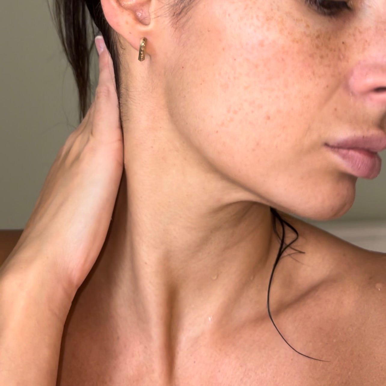 Vintage gold cut out hoops image 3