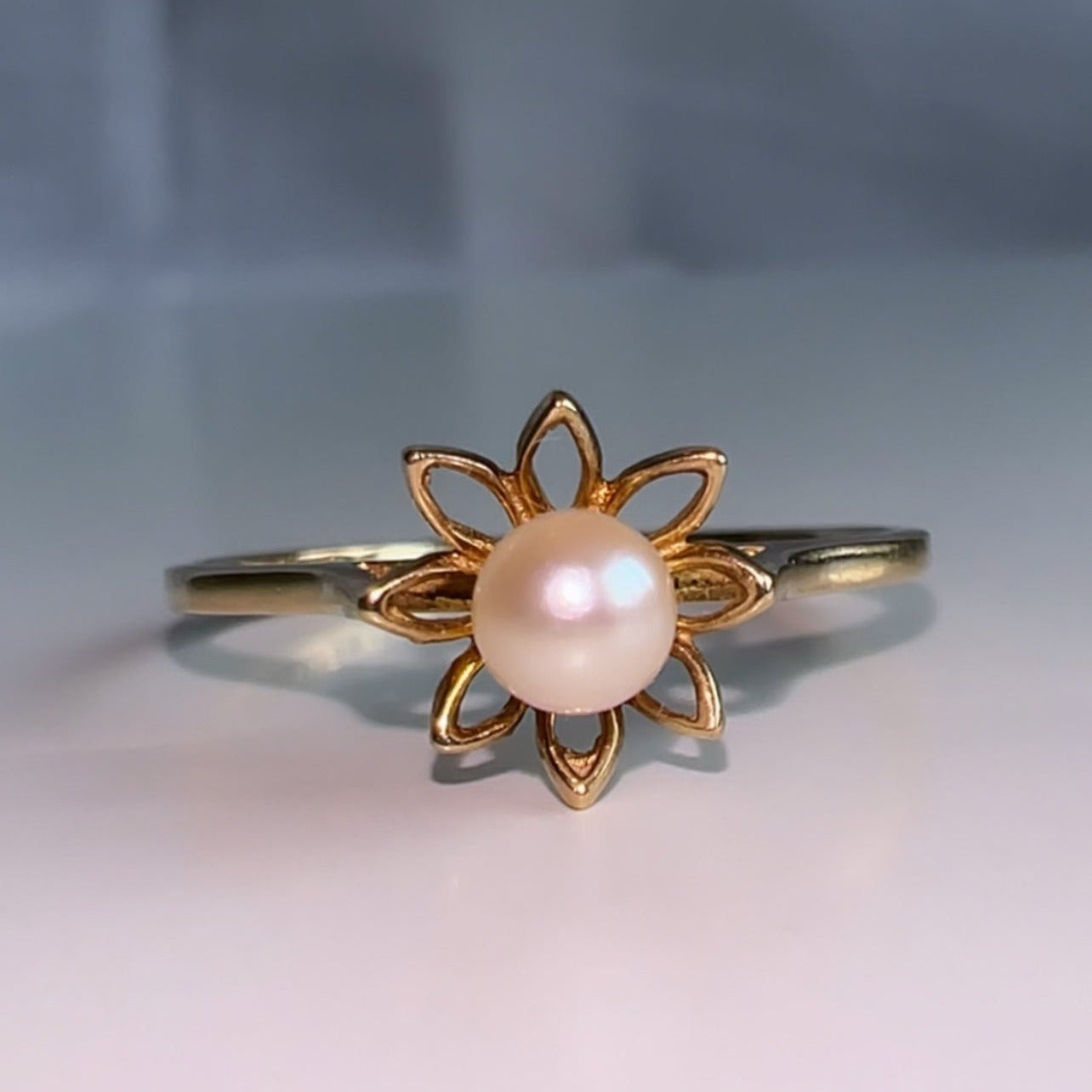 Vintage 9ct Gold pearl flower ring image 0
