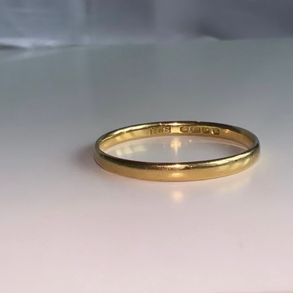 Vintage 18ct Gold band image 2