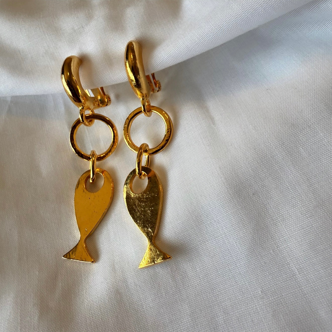 18ct gold fish clip on earrings  image 2