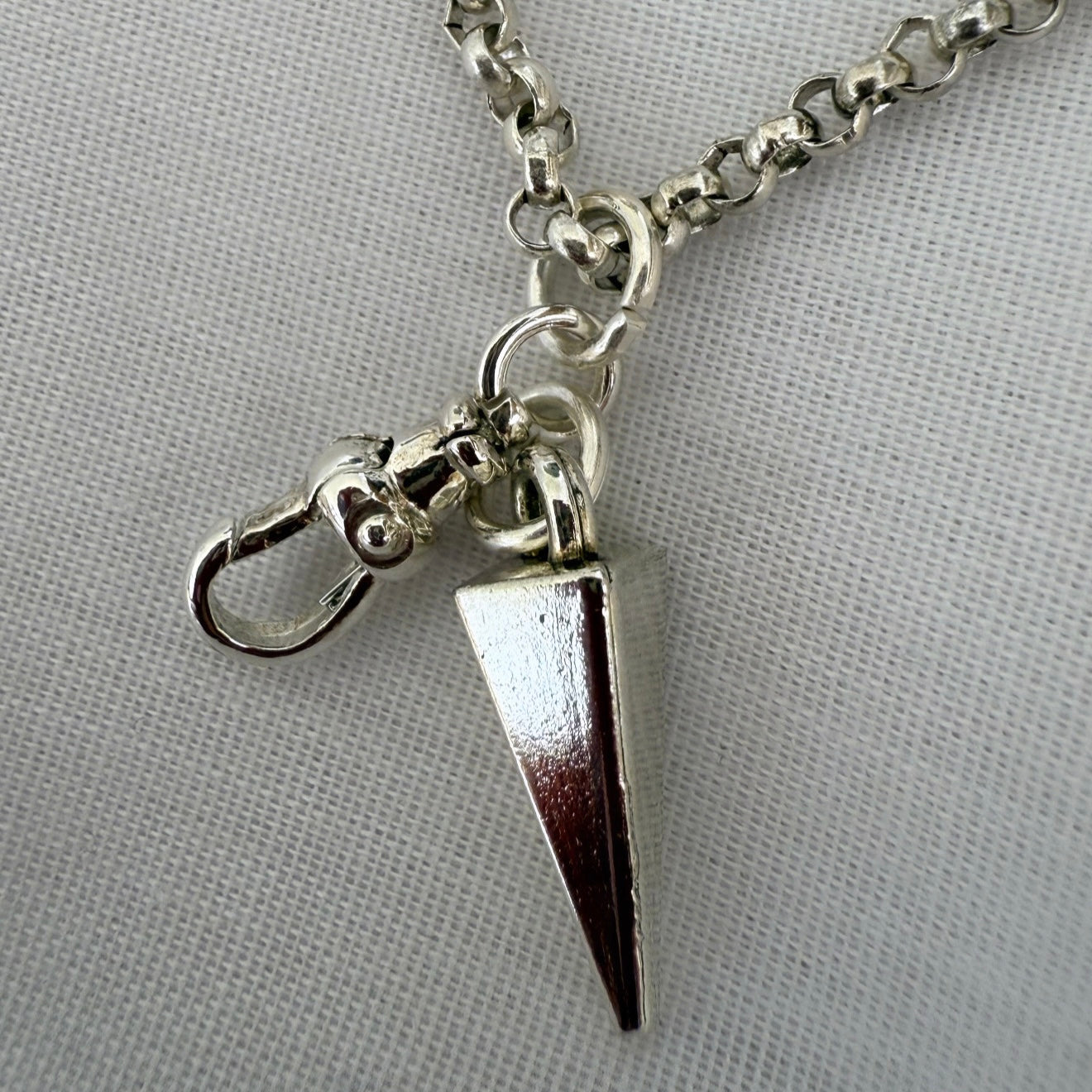 Silver necklace with Dog-clip & point pendant image 2