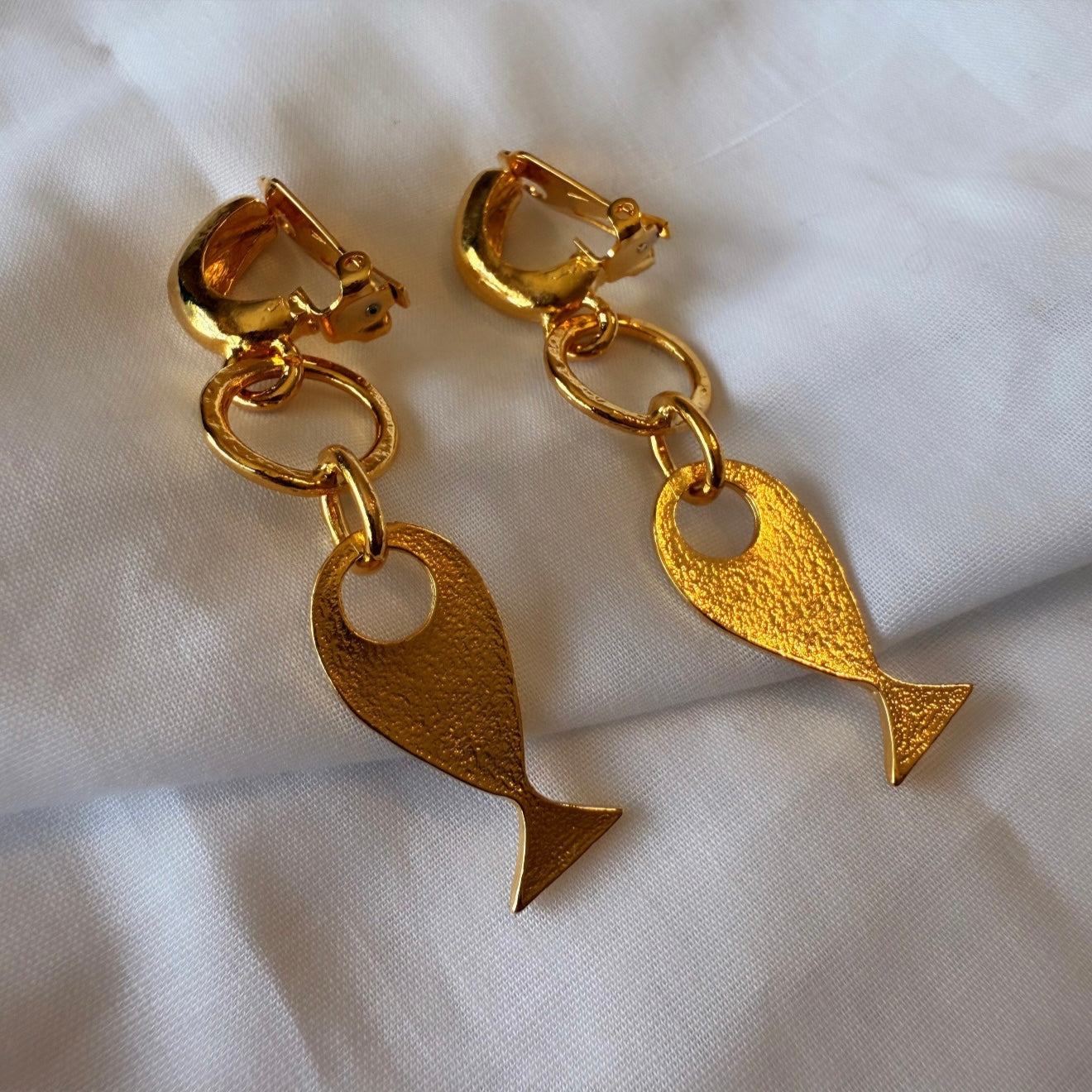 18ct gold fish clip on earrings  image 3