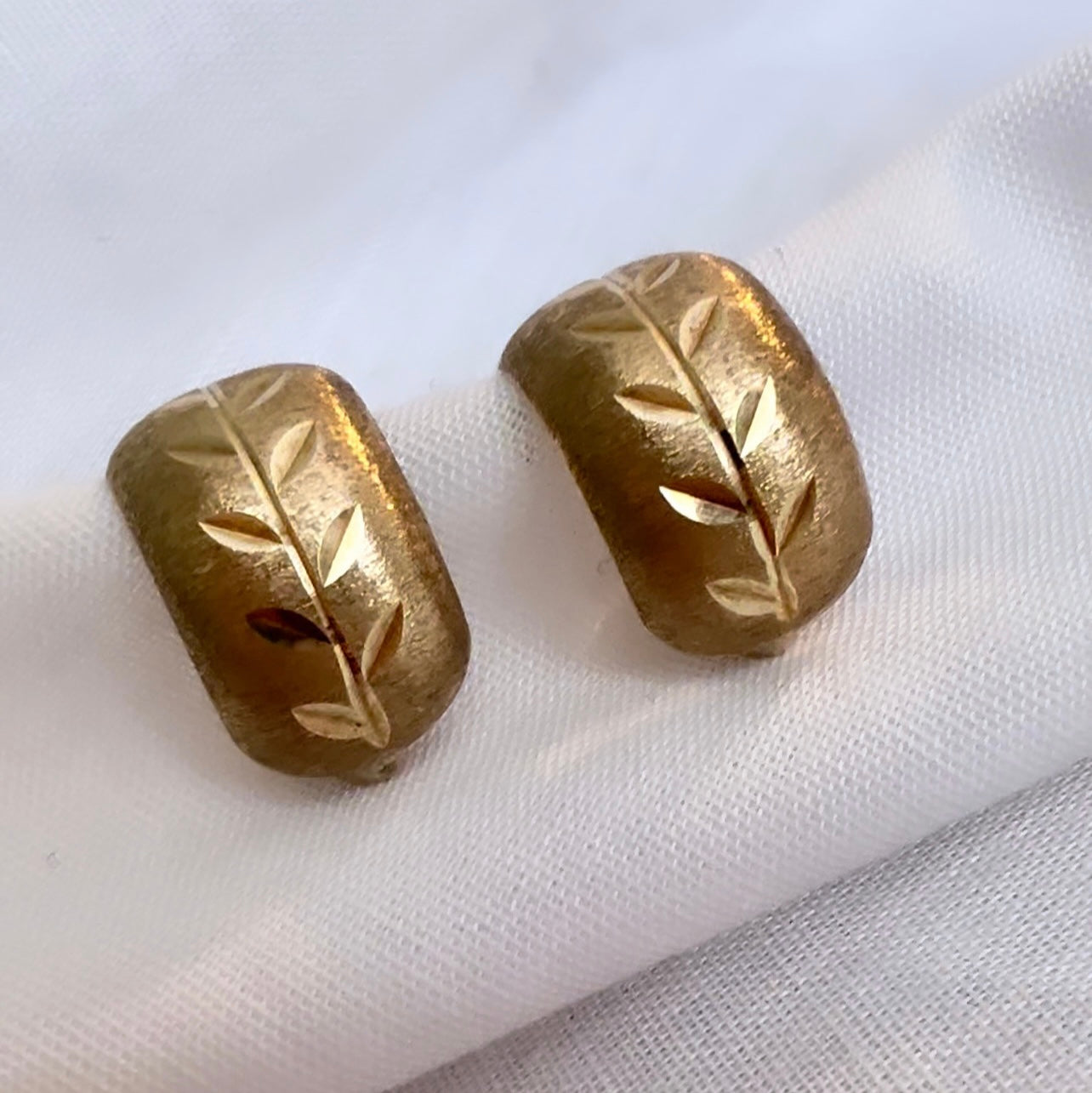 Vintage 9ct gold engraved hoops image 2