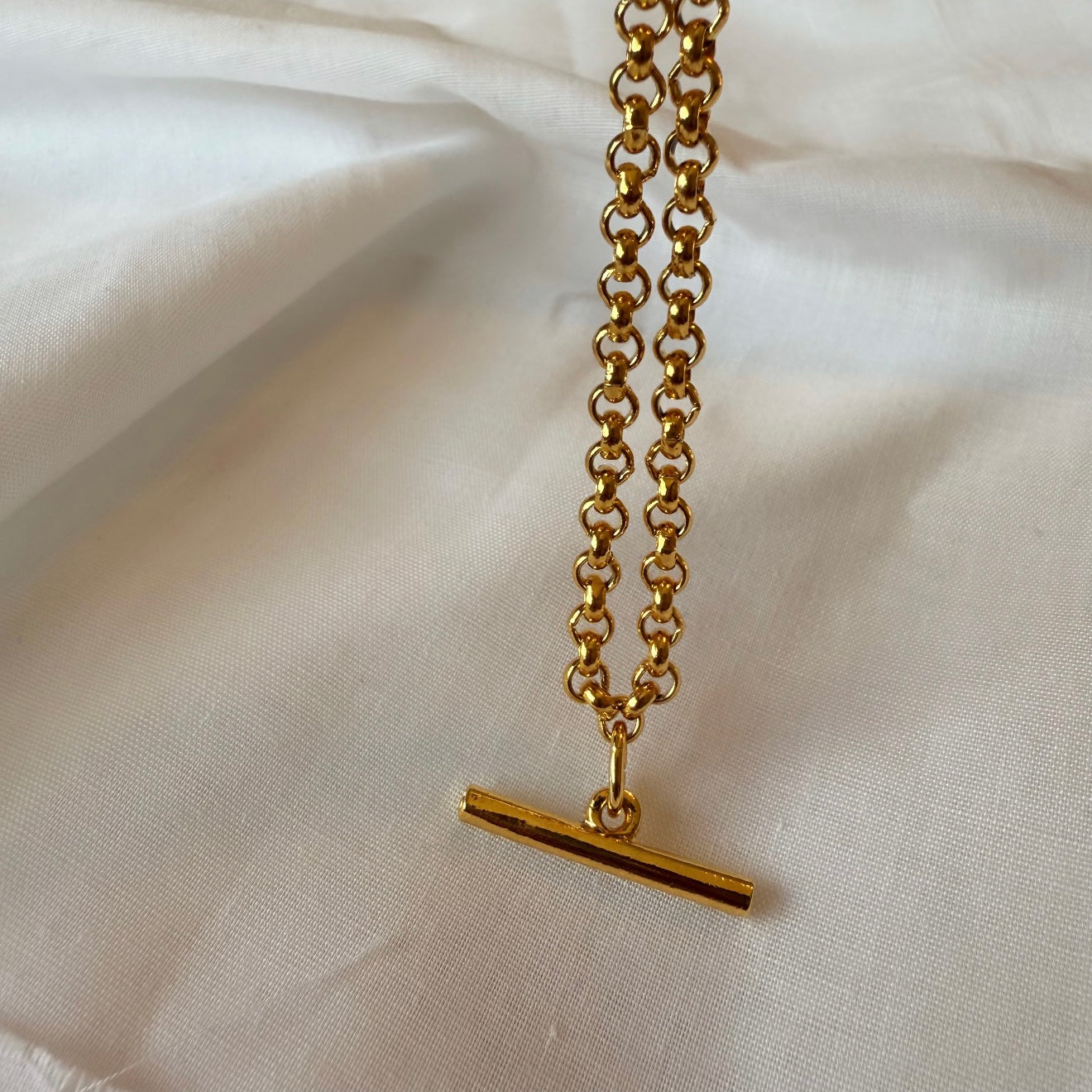 18ct gold T bar necklace image 2