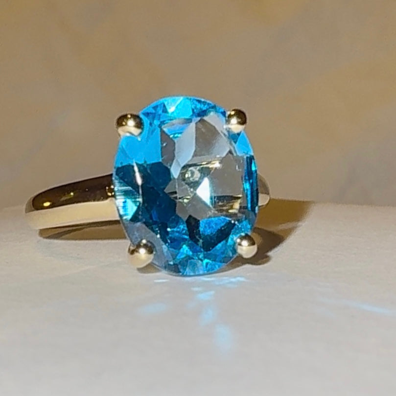 Vintage 9ct Gold Oval Swiss Blue Topaz Ring