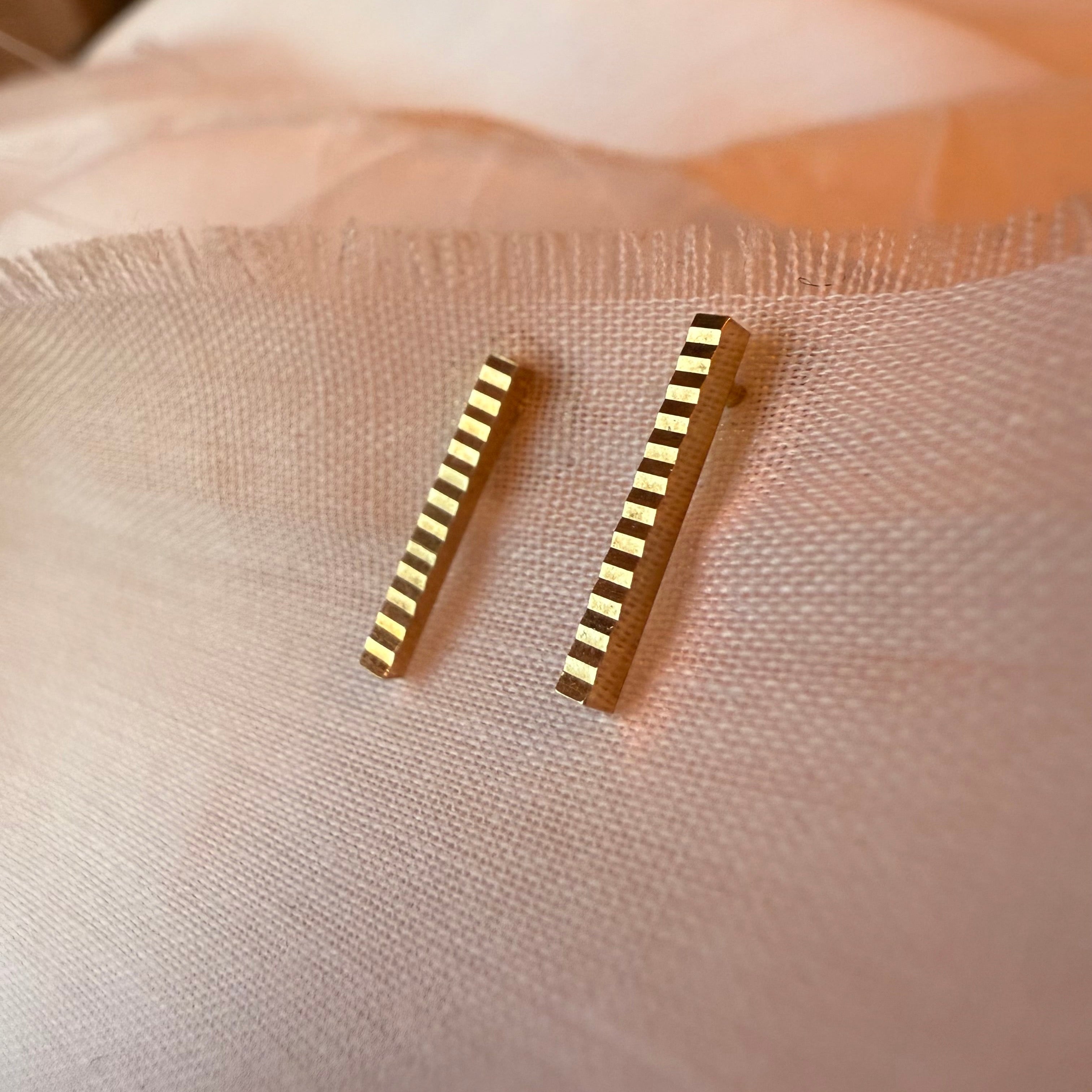 Vintage 9ct gold bar studs