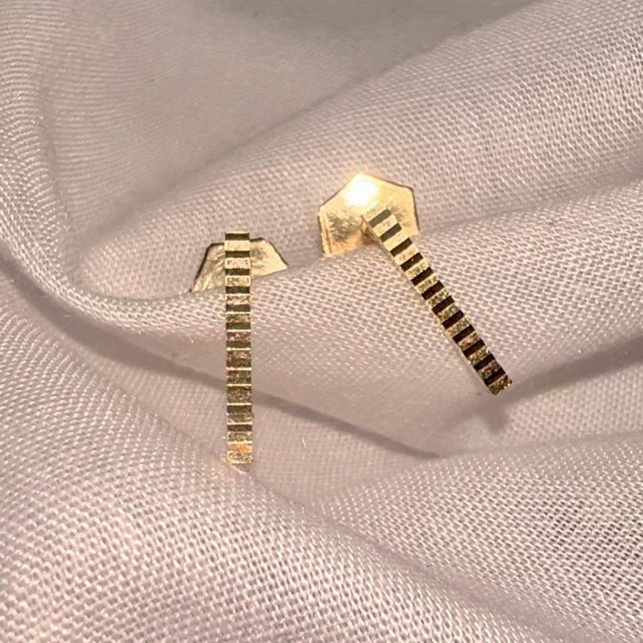 Vintage 9ct gold bar studs