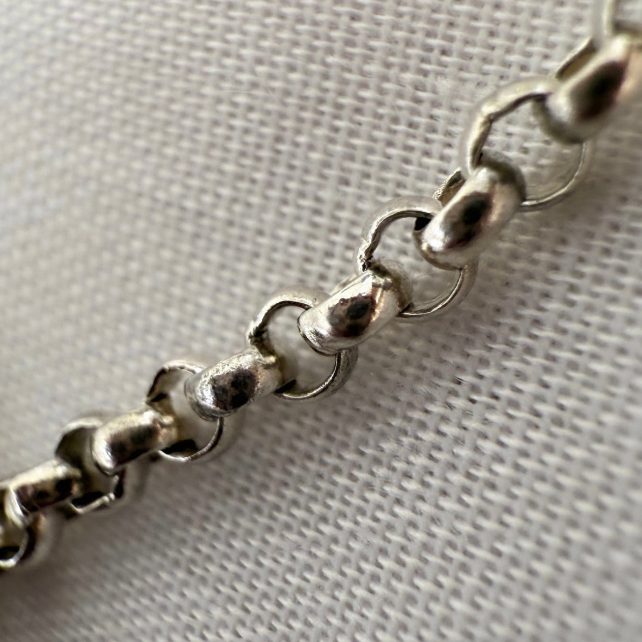 Silver necklace with Dog-clip & point pendant image 3