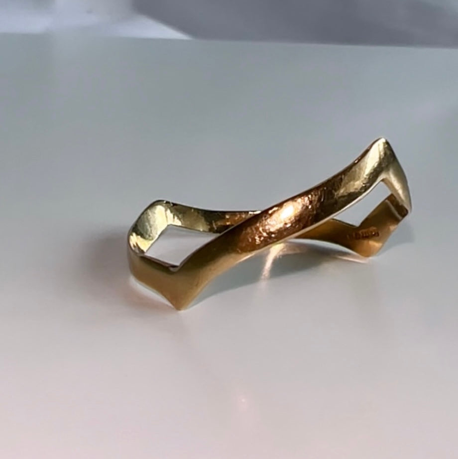 Vintage 9ct Gold Double Wishbone ring image 3