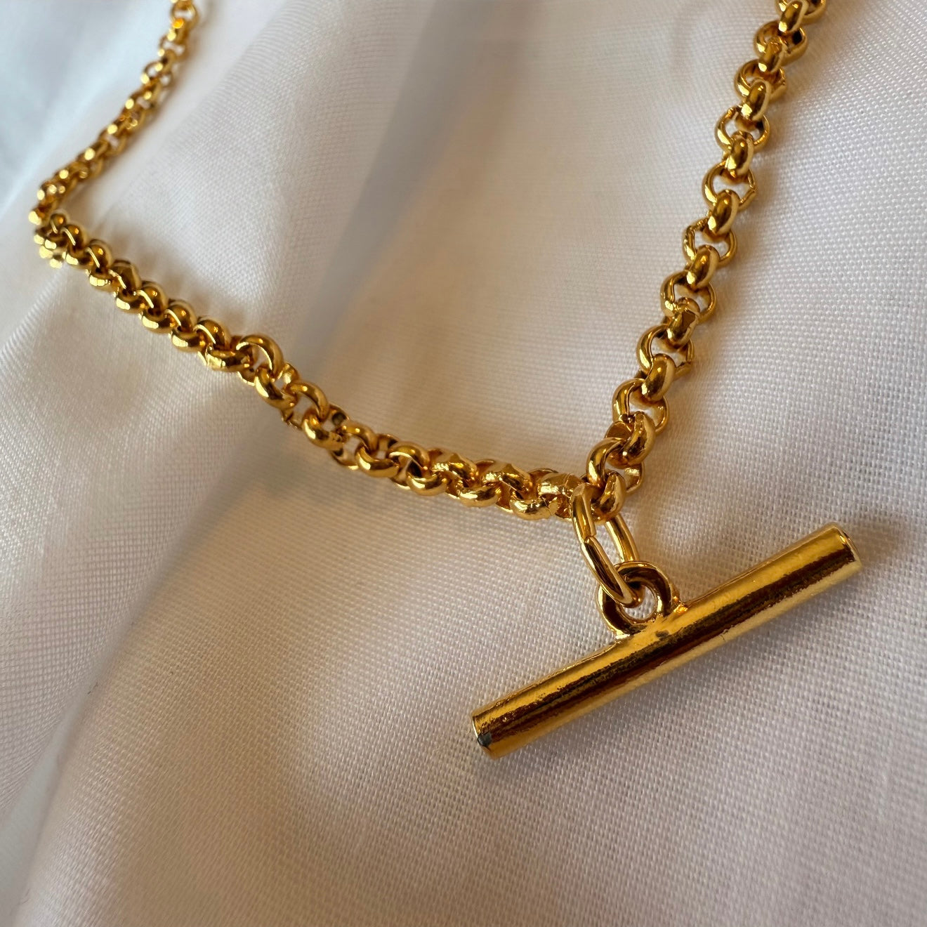 18ct gold T bar necklace image 4