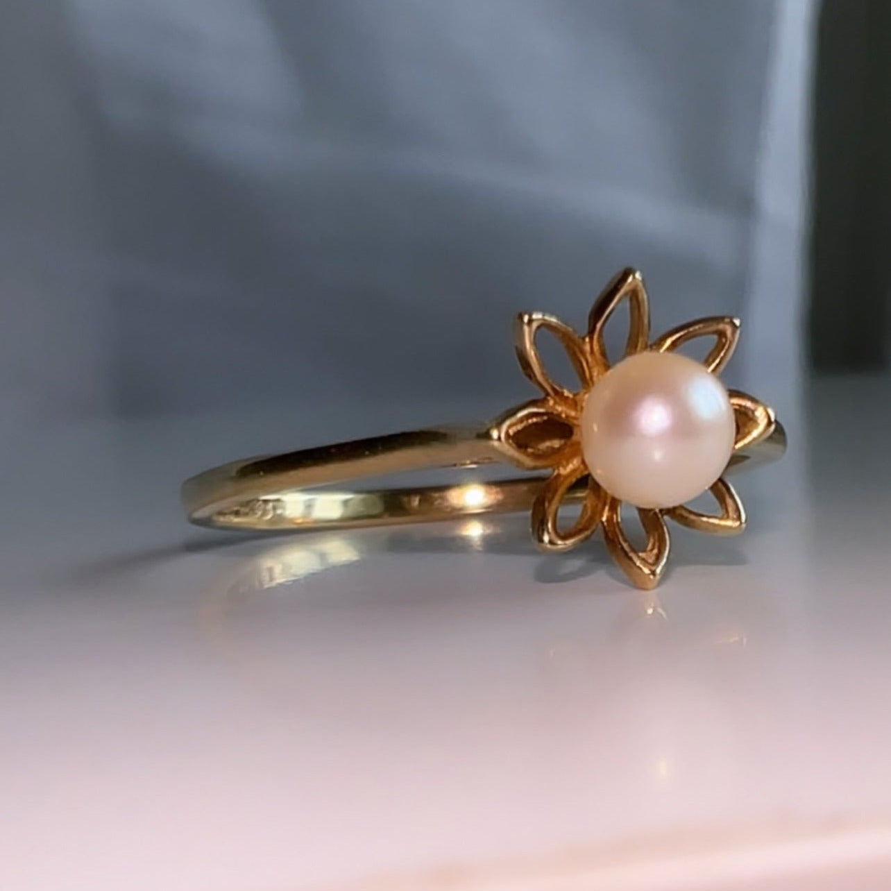 Vintage 9ct Gold pearl flower ring image 2